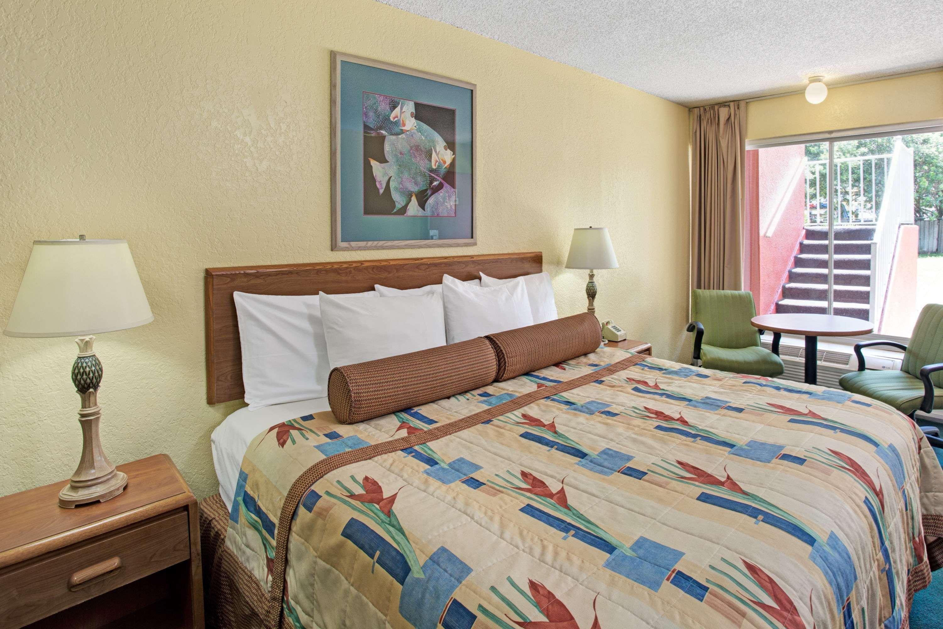 Days Inn By Wyndham Cocoa Cruiseport West At I-95/524 Екстер'єр фото